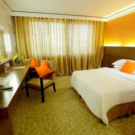 The Royal Mandaya Hotel Davao Экстерьер фото