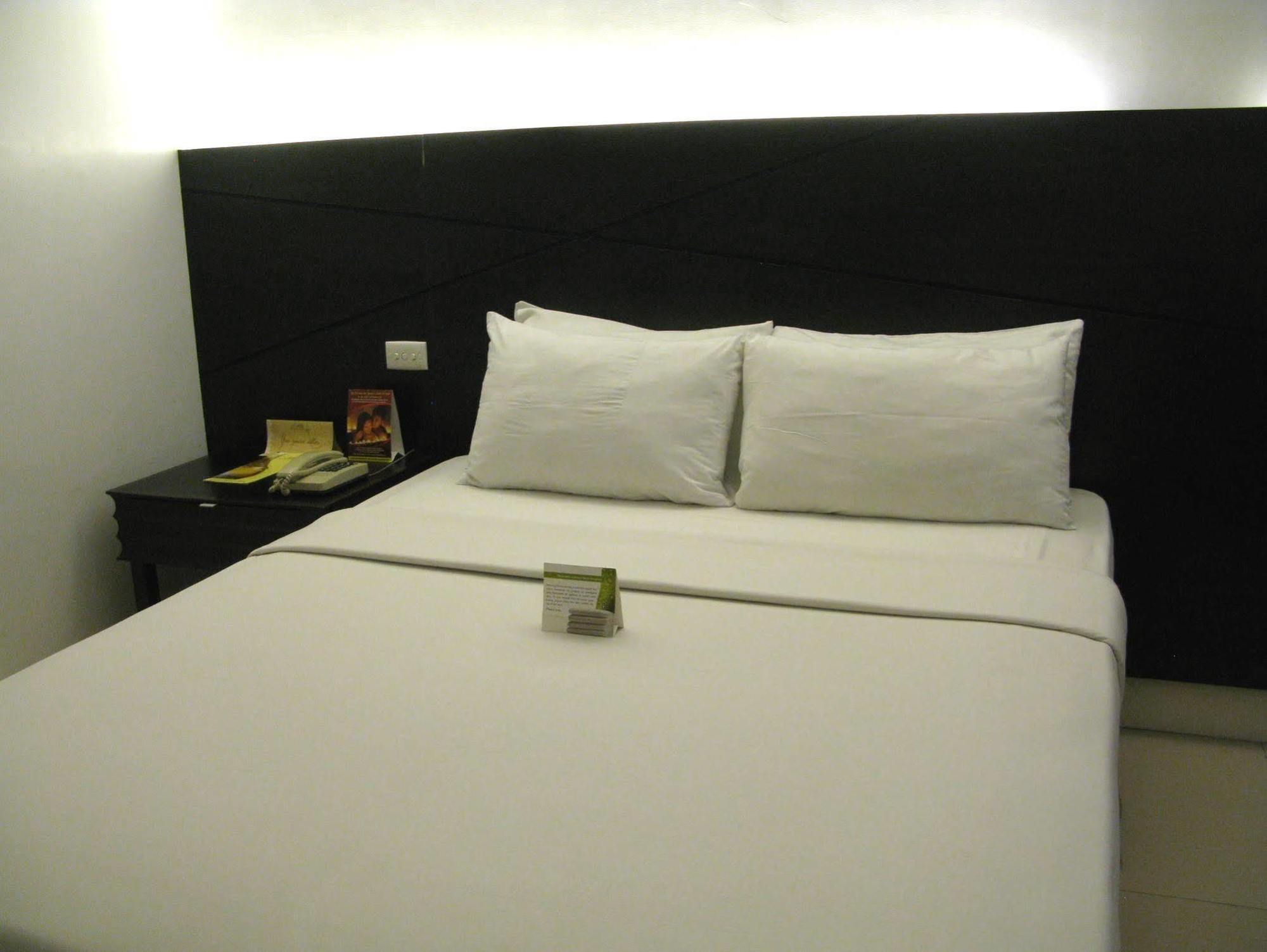 The Royal Mandaya Hotel Davao Экстерьер фото